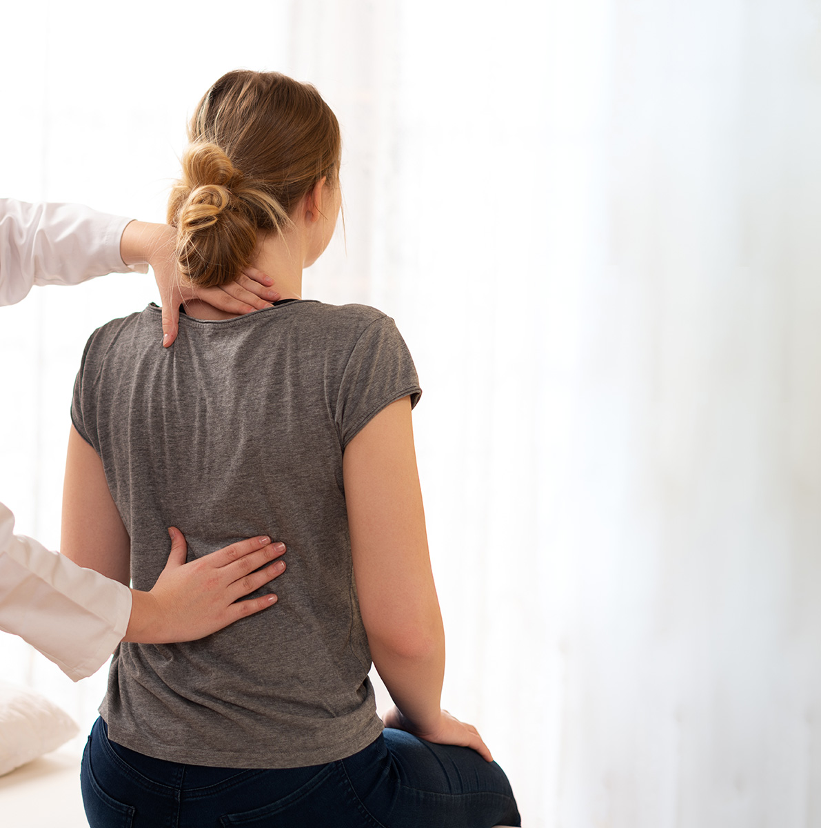 chiropractor-feeking-patients-back